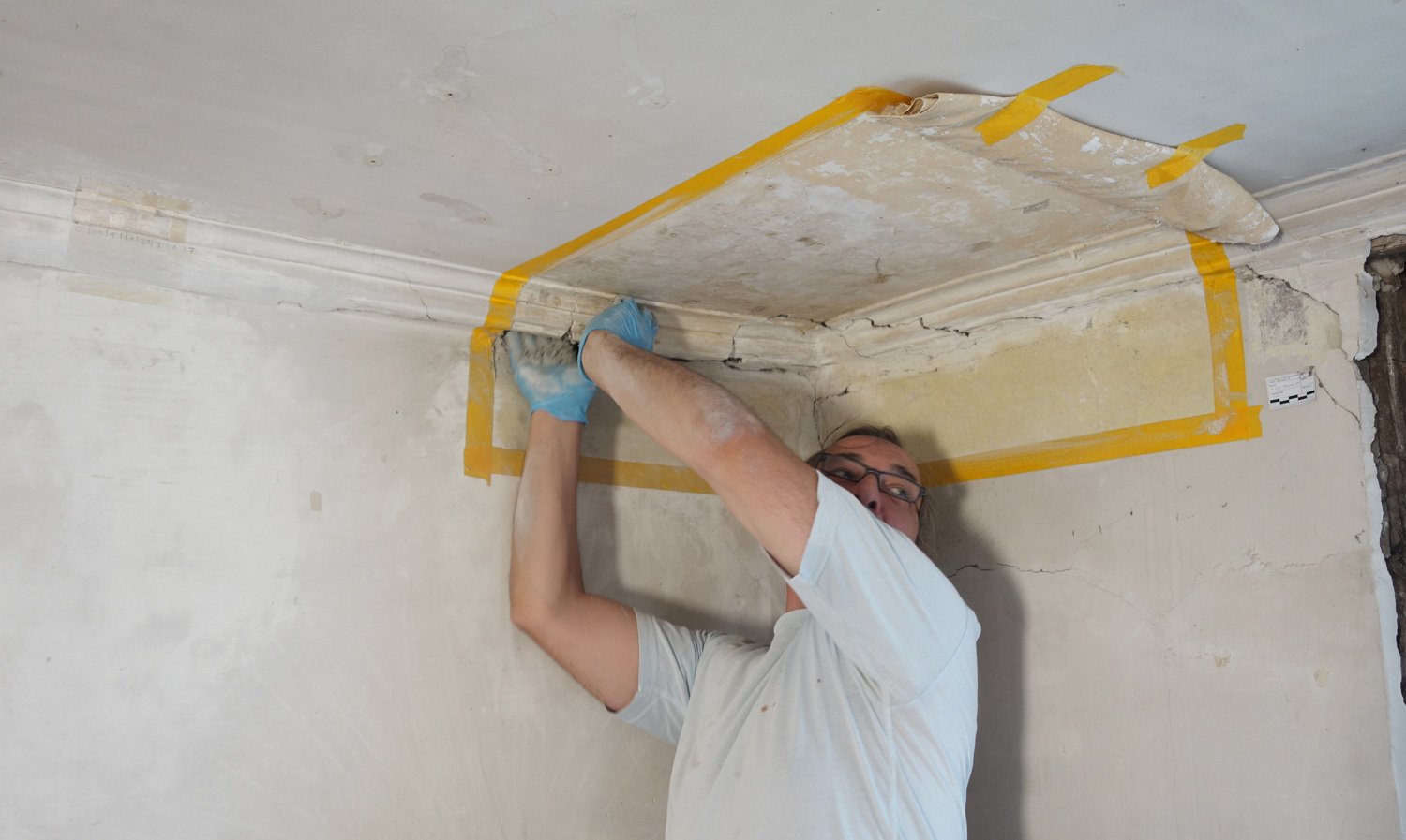 Andreas Vogelsanger bei der Arbeit an einer Stuckaturdecke